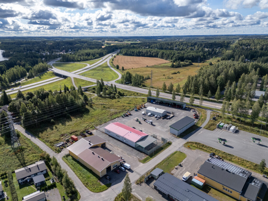 Ilmakuva Kymen Trukkipalvelun toimipisteestä Imatran Vuoksenniskalta