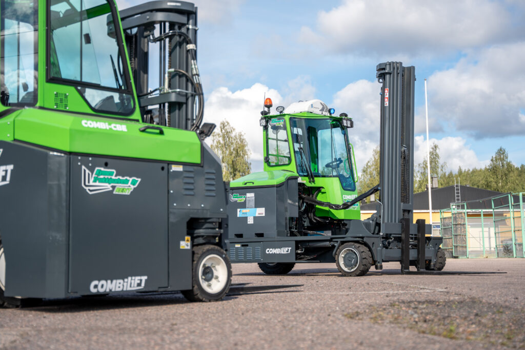 Vihreät Combilift-trukit 
